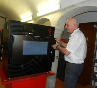 Mr BOICHUT devant l'imprimante 3D dernière sortie de son atelier.