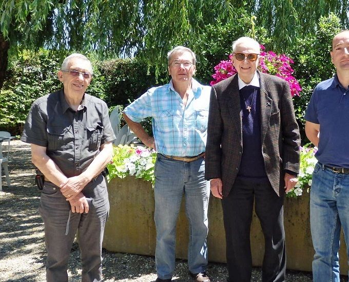 Visite à l'abbé Louis Robert à Chambéry en 2014. De gauche à droite Gabriel Lachaize, Michel Lamargue, abbé Louis Robert et Frédéric Lafarge.