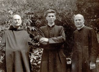Dom Léon Robert et le chanoine Joseph Robert lors de l'ordination de leur neveu Louis à Chambéry, le 29 juin 1951.
