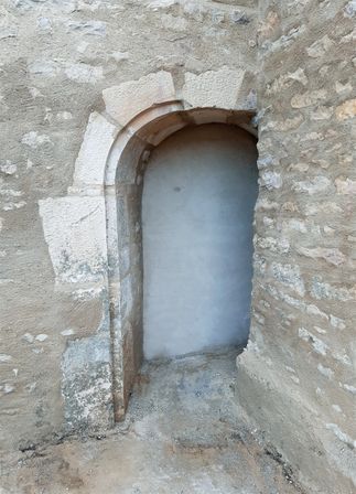 La porte découverte, creusée « en biais » dans les épais murs de la vieille bâtisse.